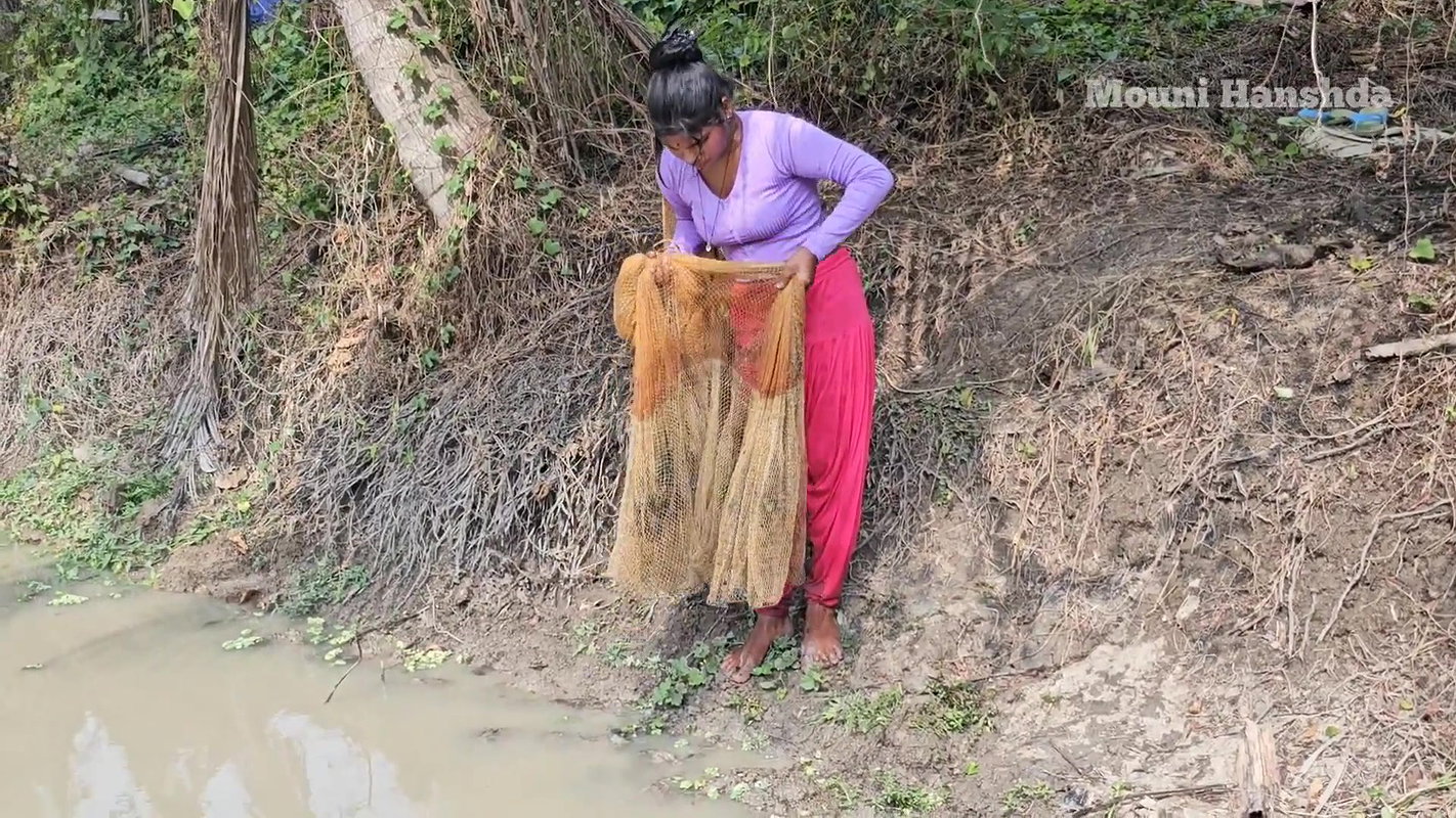 Amazing Village girl net fishing video
