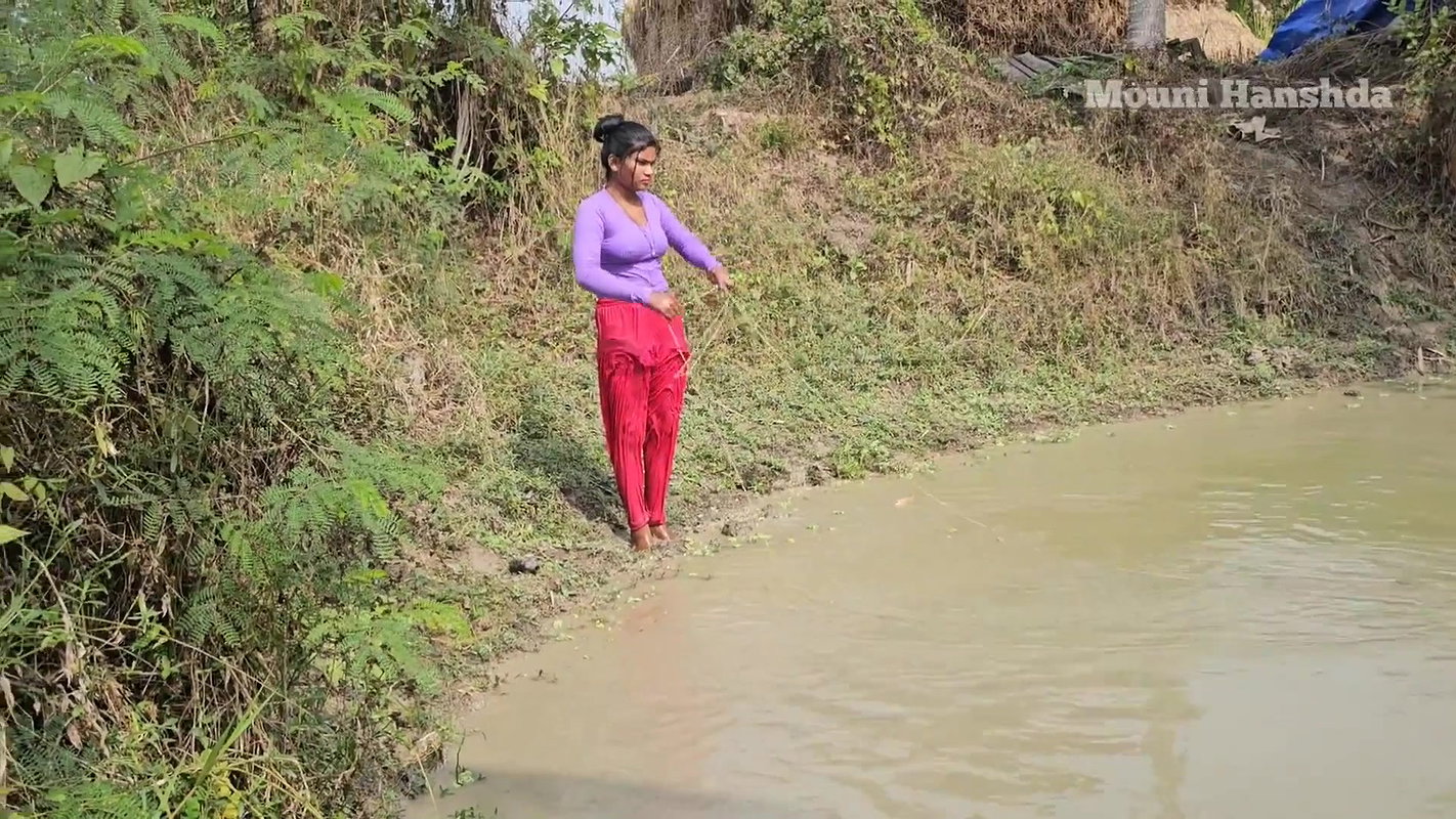 Amazing Village girl net fishing video