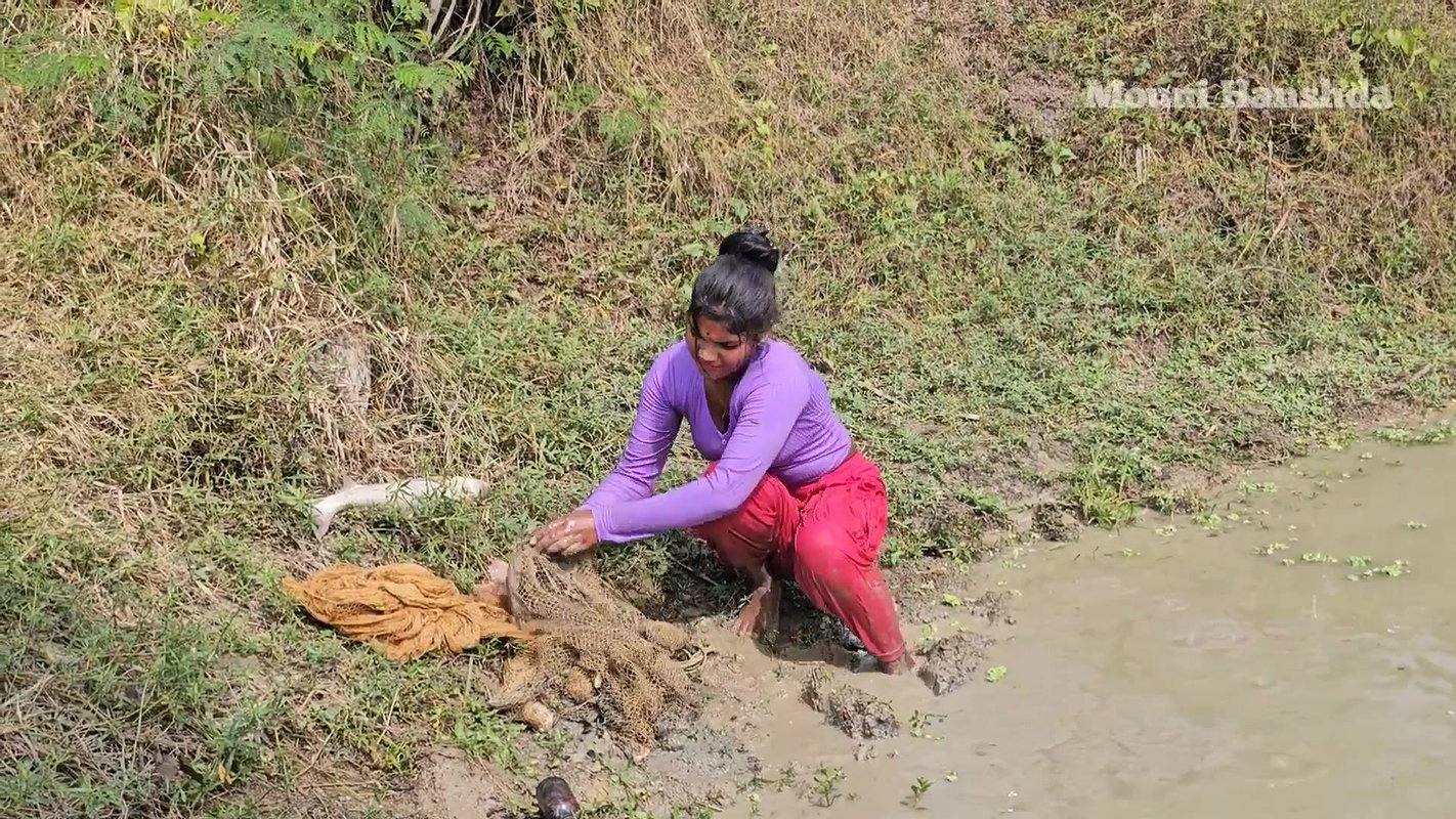 Amazing Village girl net fishing video