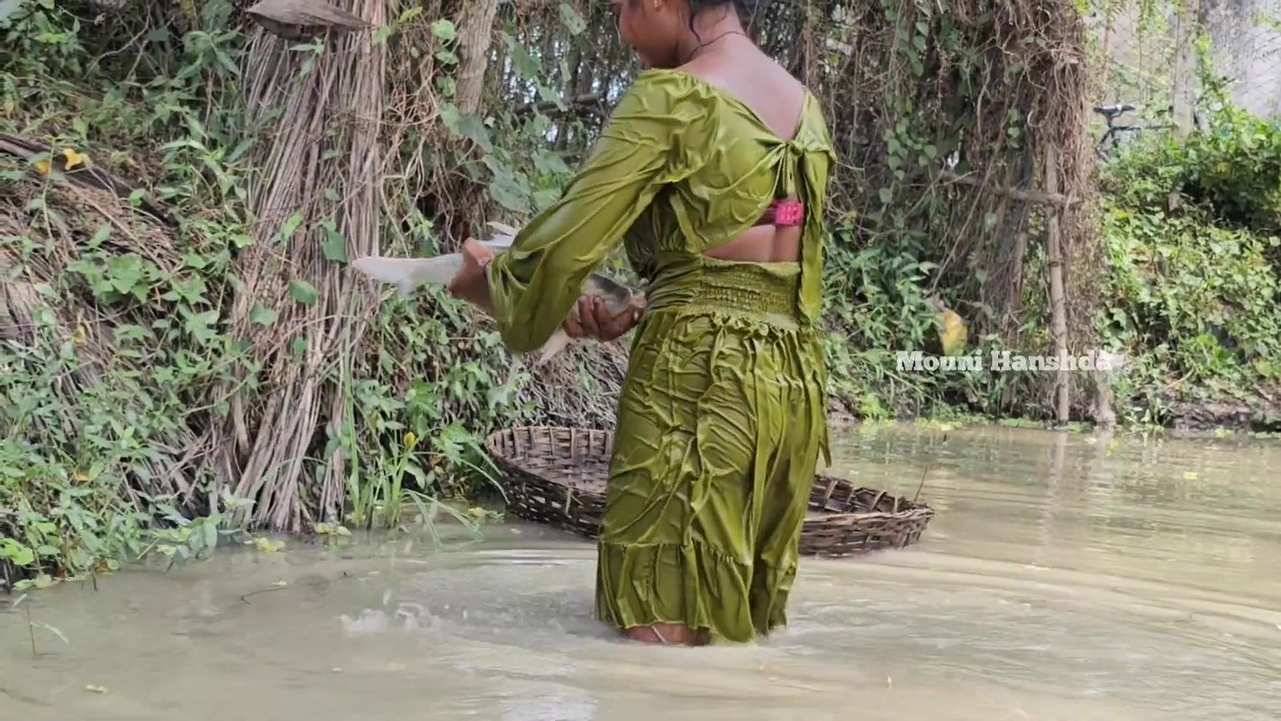 Amazing Village Girl new Big Carp hunting in Villa