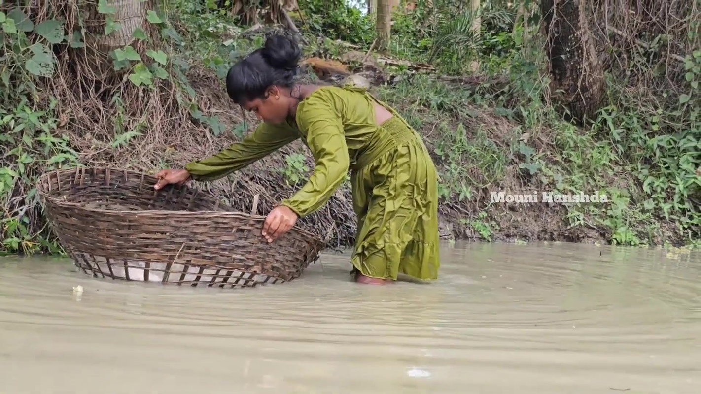 Amazing Village Girl new Big Carp hunting in Villa