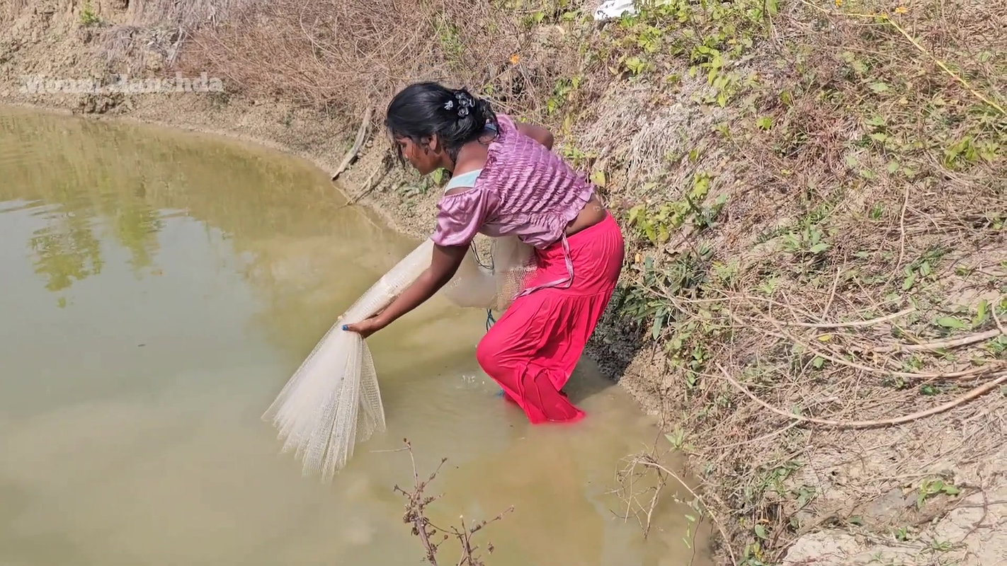 Amazing Village girl new net Fishing video