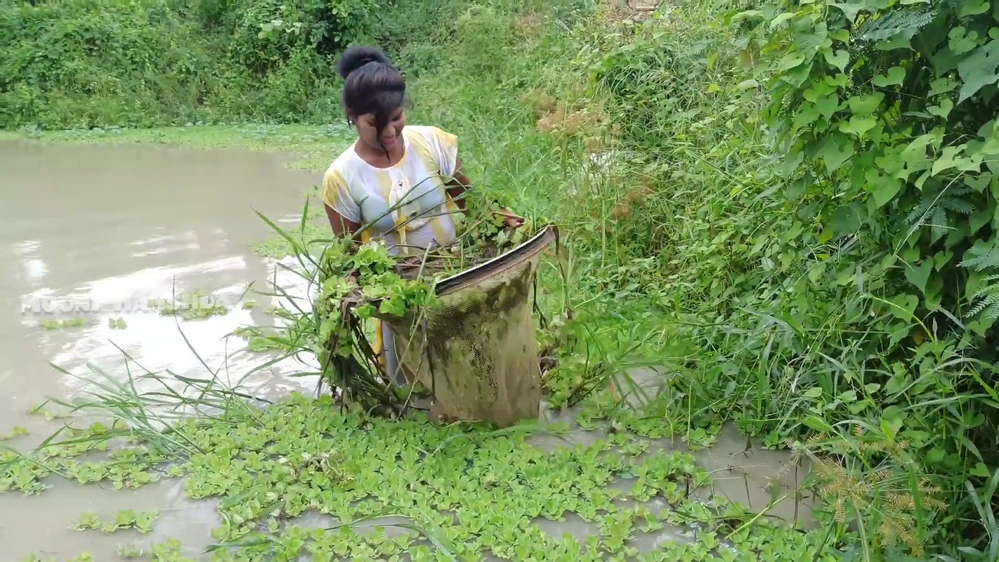 Amazing Village Lady Hand Fishing-da