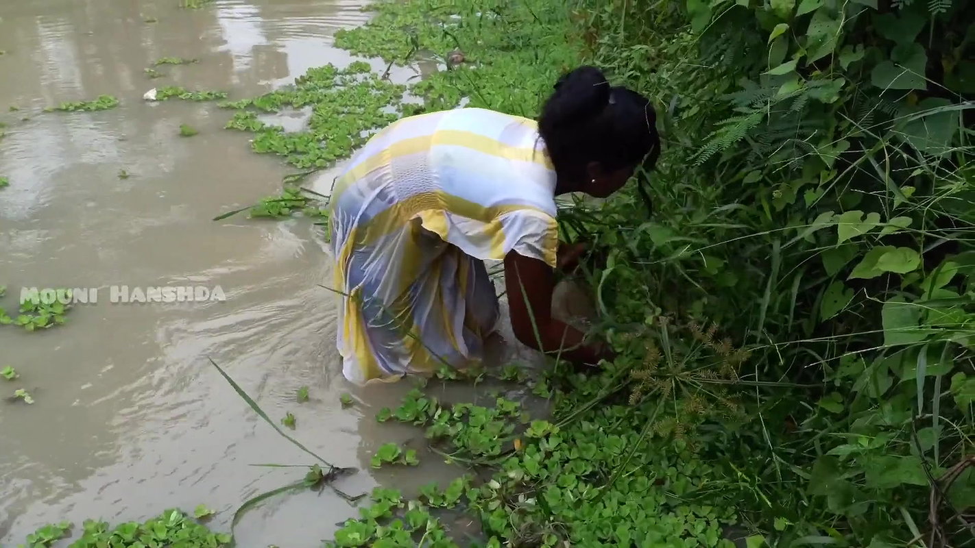 Amazing Village Lady Hand Fishing-da