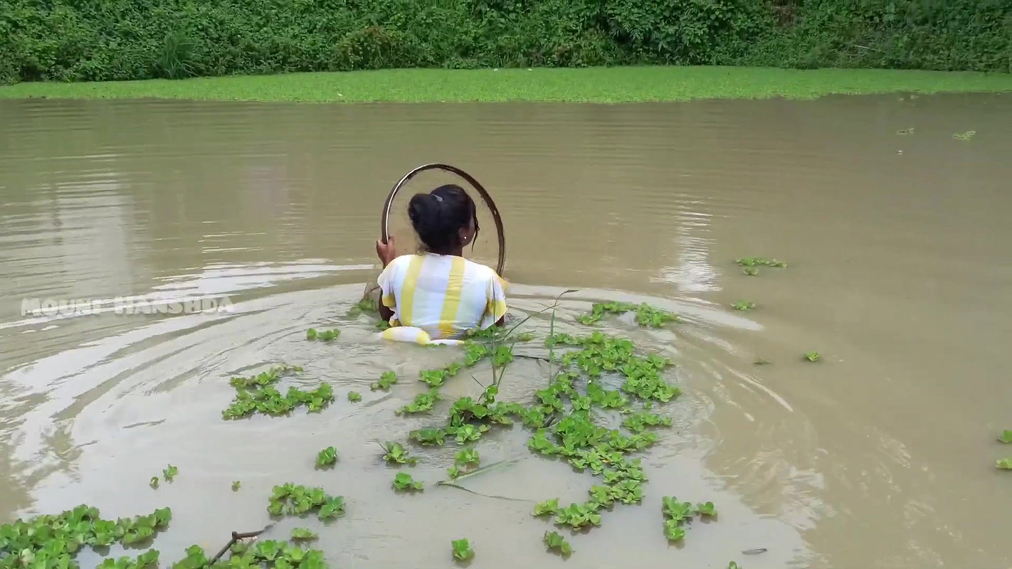 Amazing Village Lady Hand Fishing-da