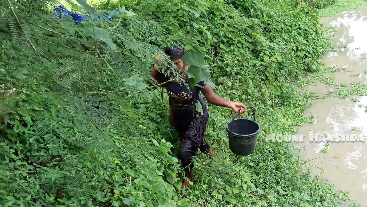 Amazing Village Lady Net Fishing-da