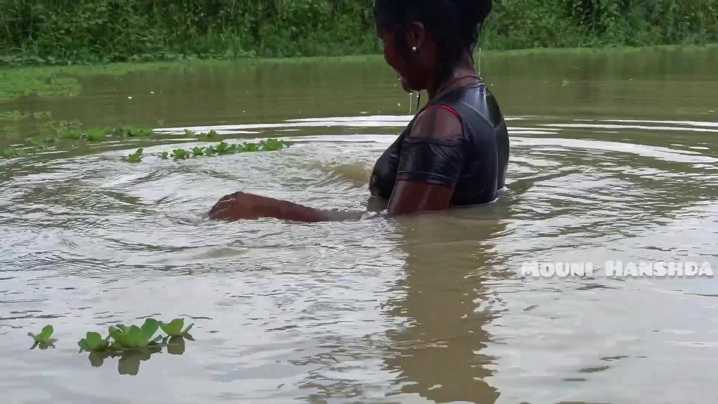 Amazing Village Lady Net Fishing-da