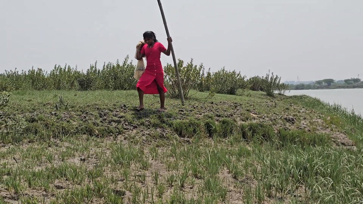 Amazing Village Lady Shore Fishing-d