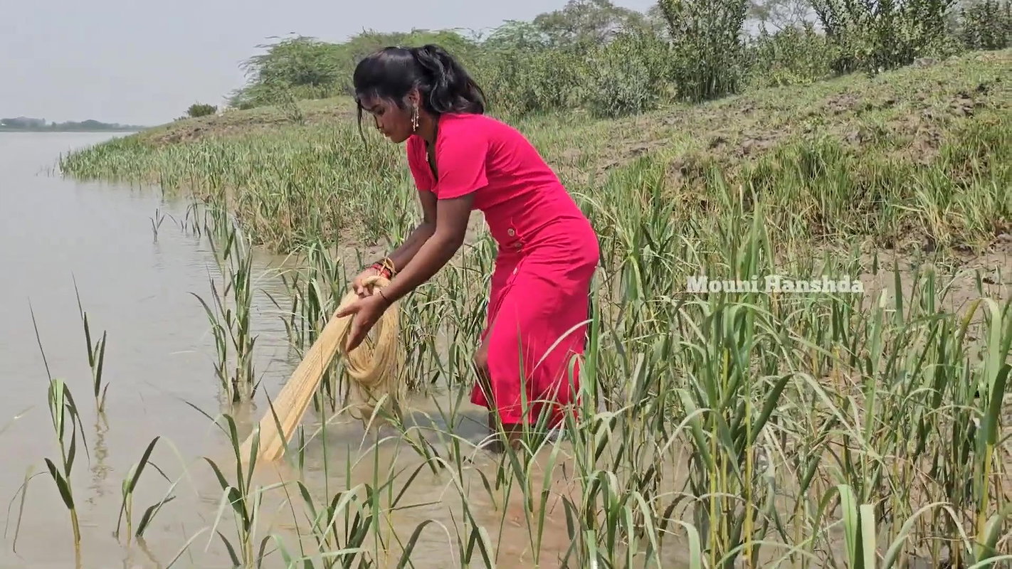 Amazing Village Lady Shore Fishing-d