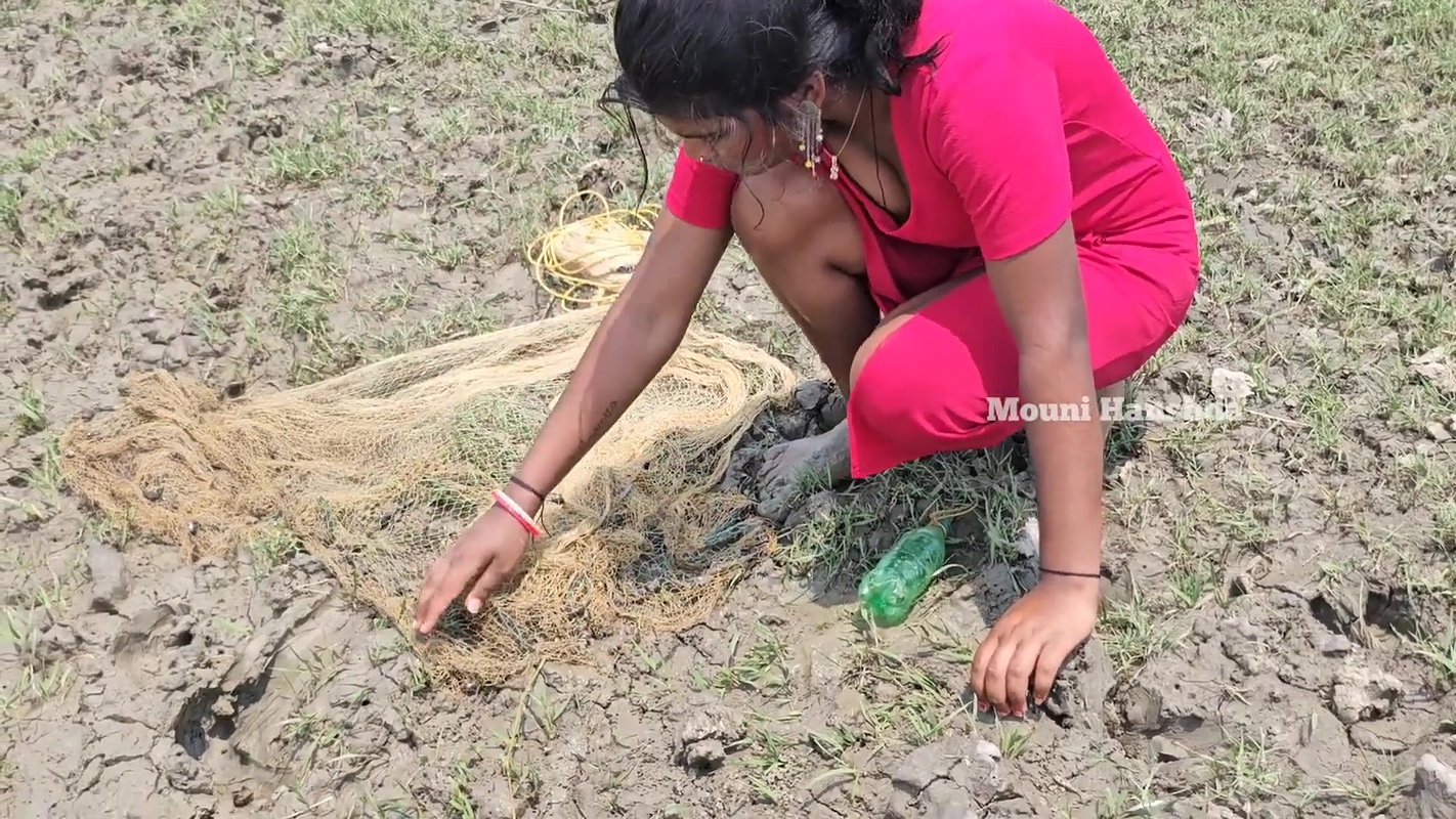 Amazing Village Lady Shore Fishing-d