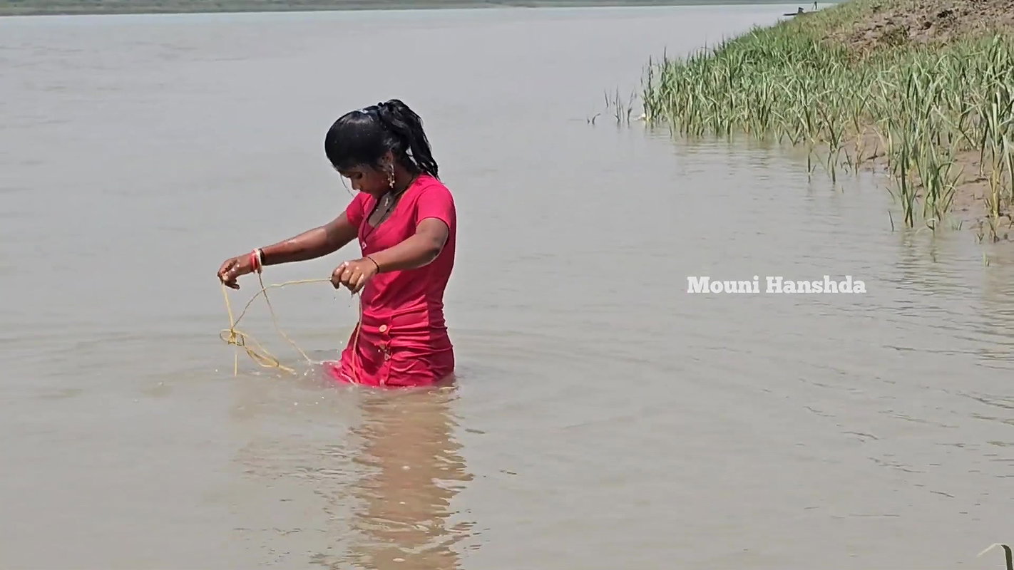 Amazing Village Lady Shore Fishing-d