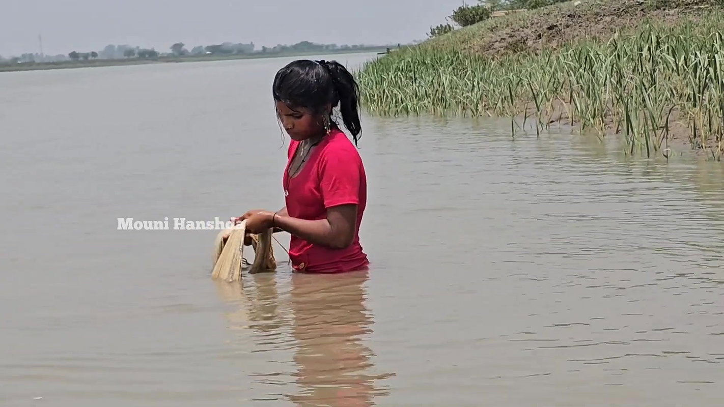 Amazing Village Lady Shore Fishing-d