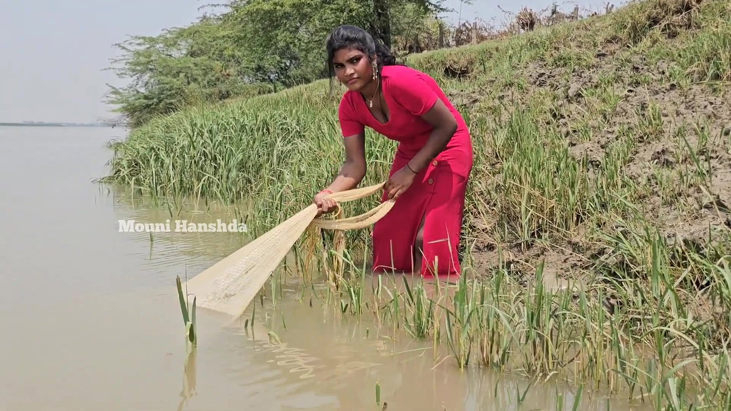 Amazing Village Lady Shore Fishing-d