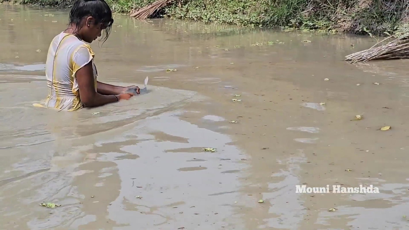 Amazing Village Women Fishing video with Mouni Fis