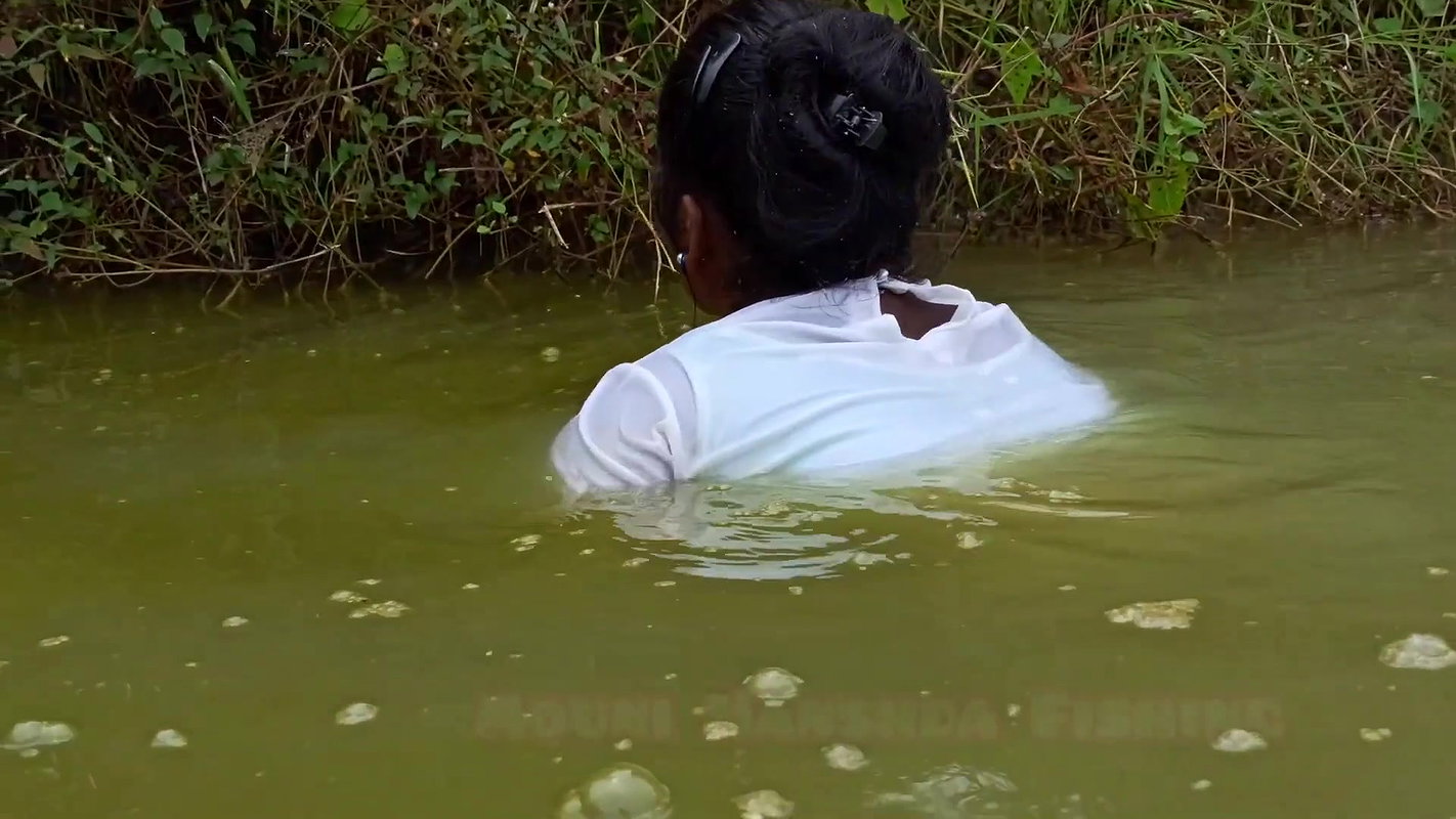 Amazing Village women Hand fishing-d