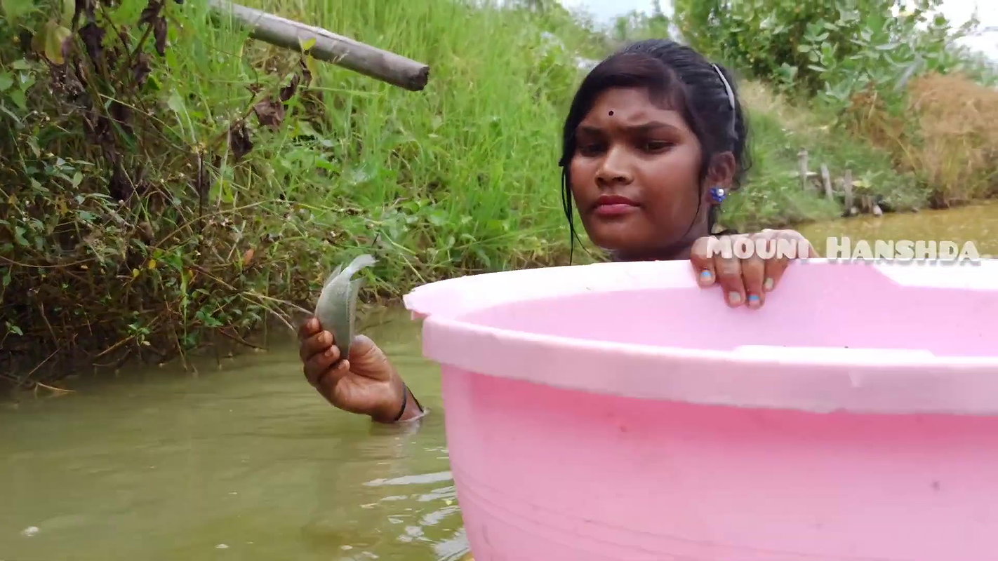 Amazing Village women Hand fishing-d