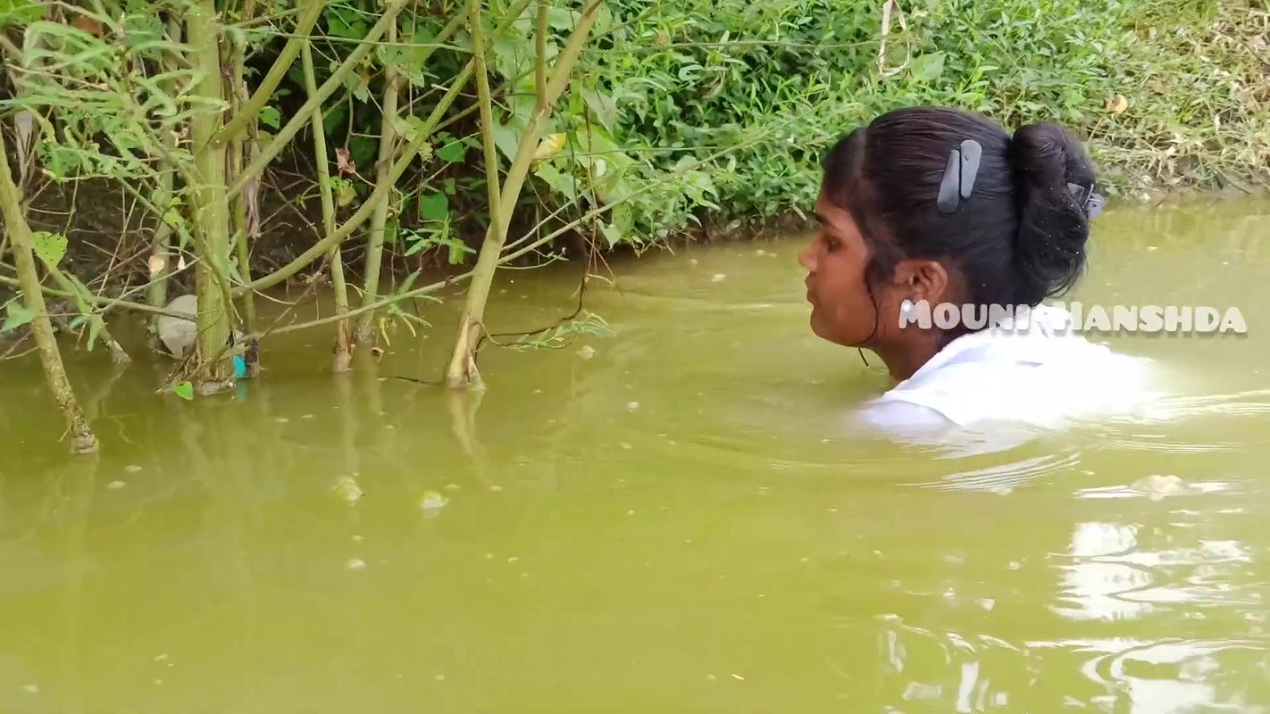 Amazing Village women Hand fishing-d