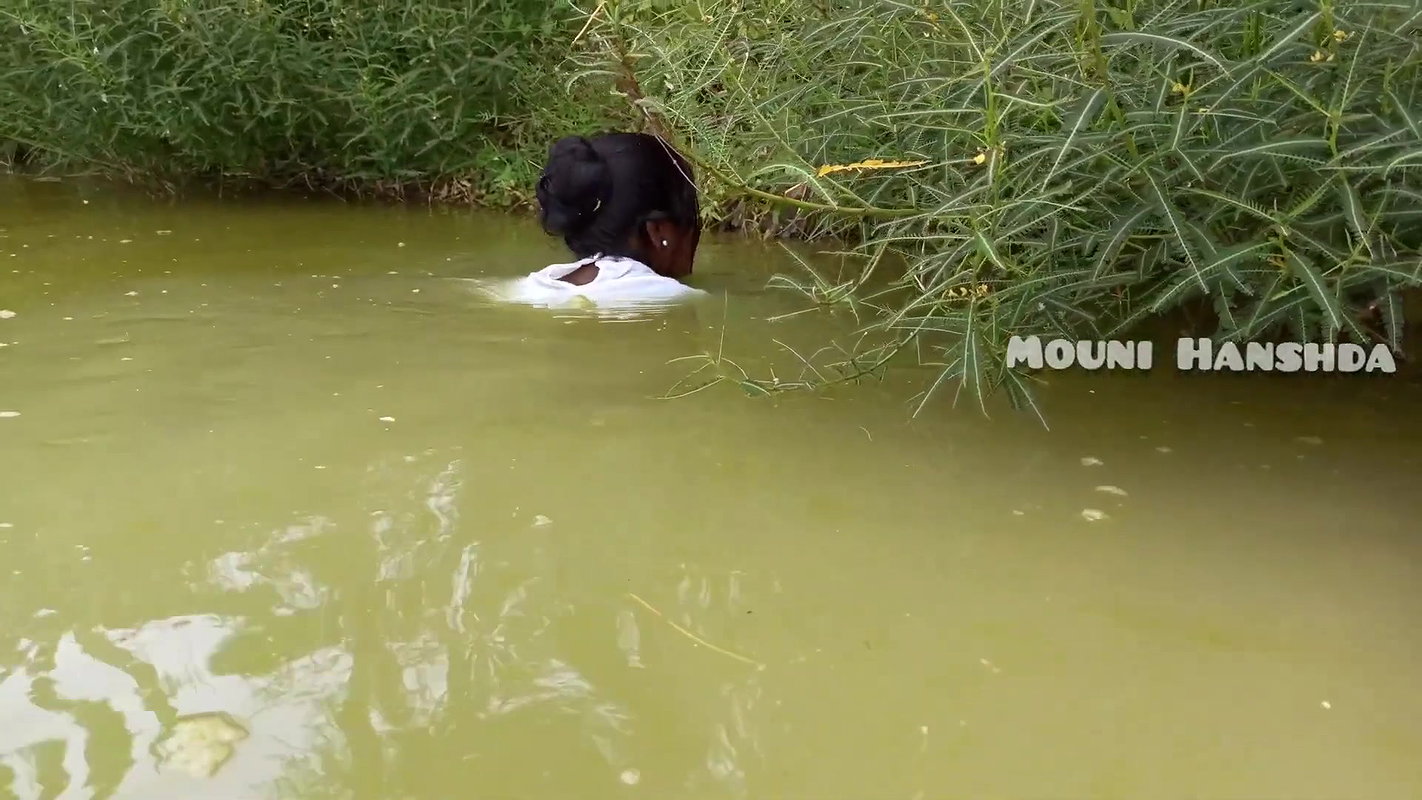 Amazing Village women Hand fishing-d