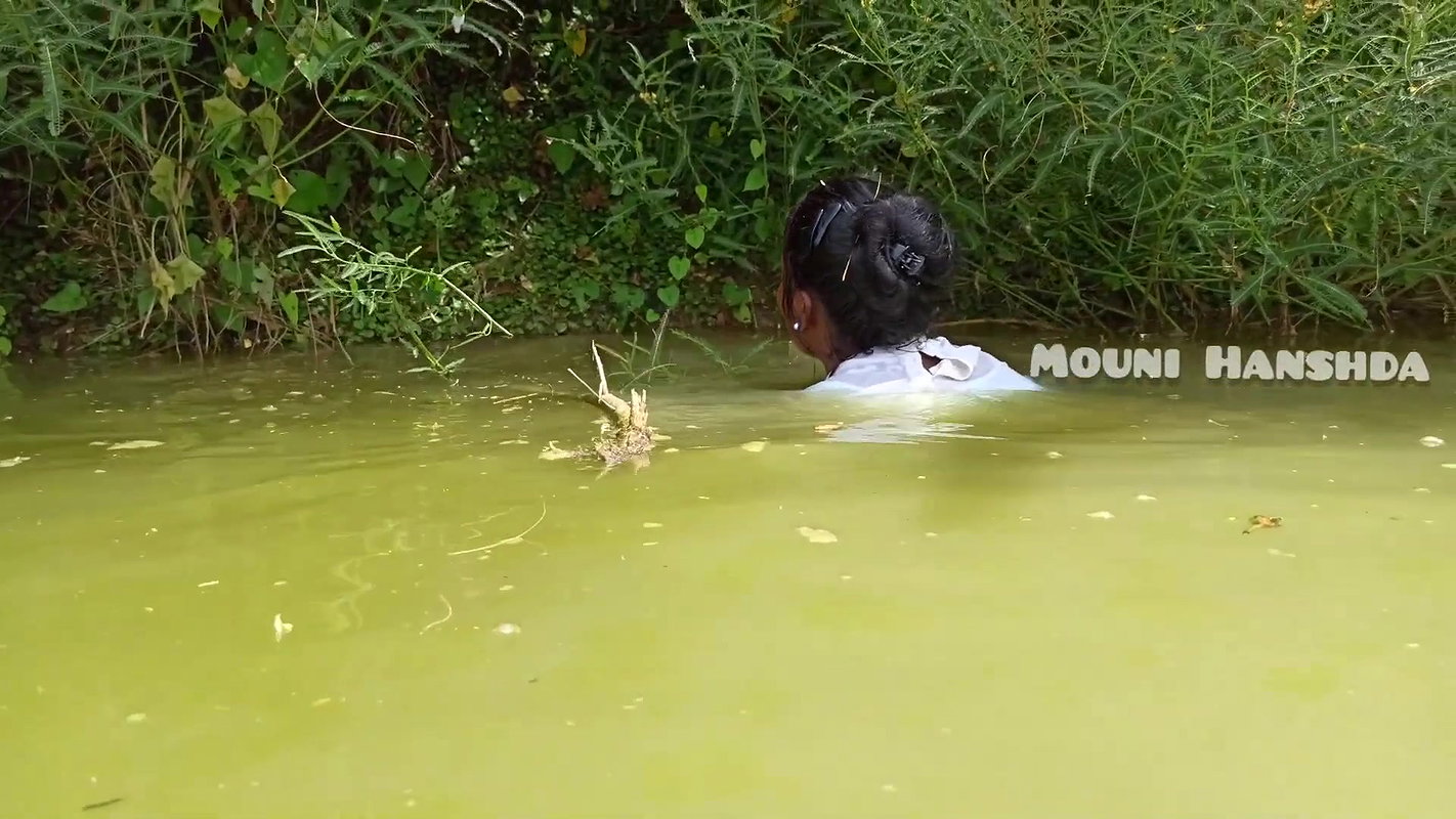 Amazing Village women Hand fishing-d