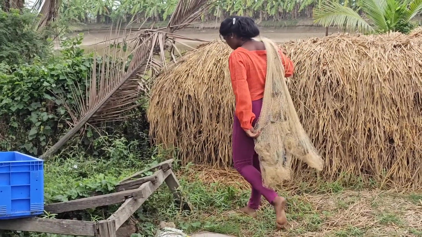 x  Amazing Village Women incredible Net fishing