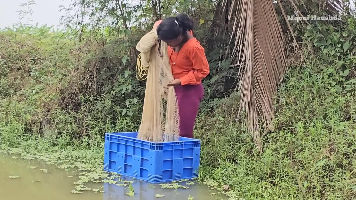 x  Amazing Village Women incredible Net fishing