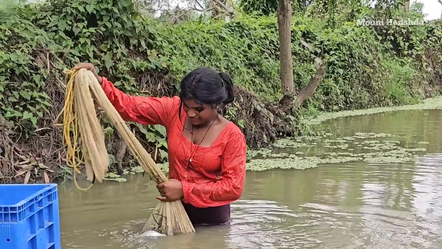 x  Amazing Village Women incredible Net fishing