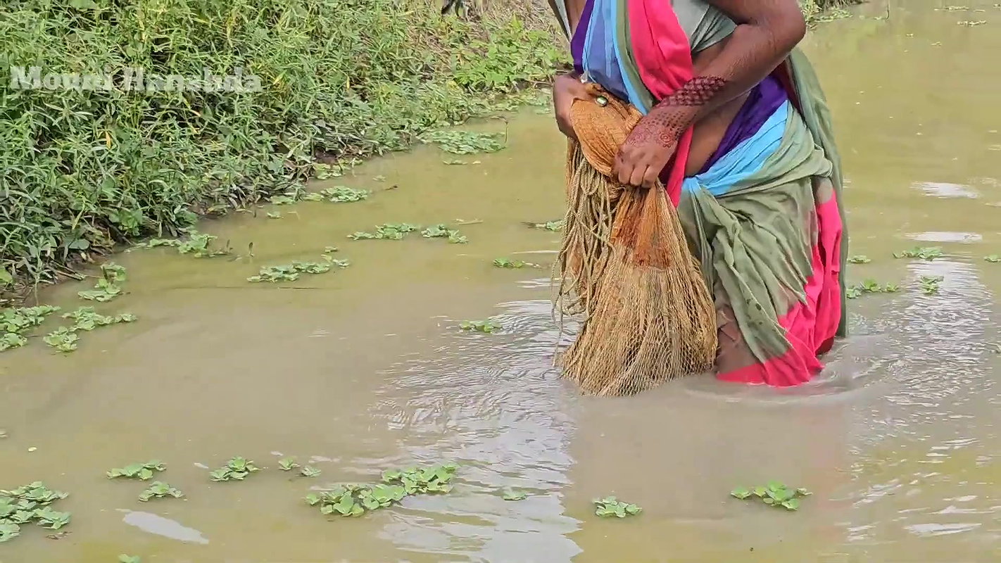 Amazing Village Women Net Fishing