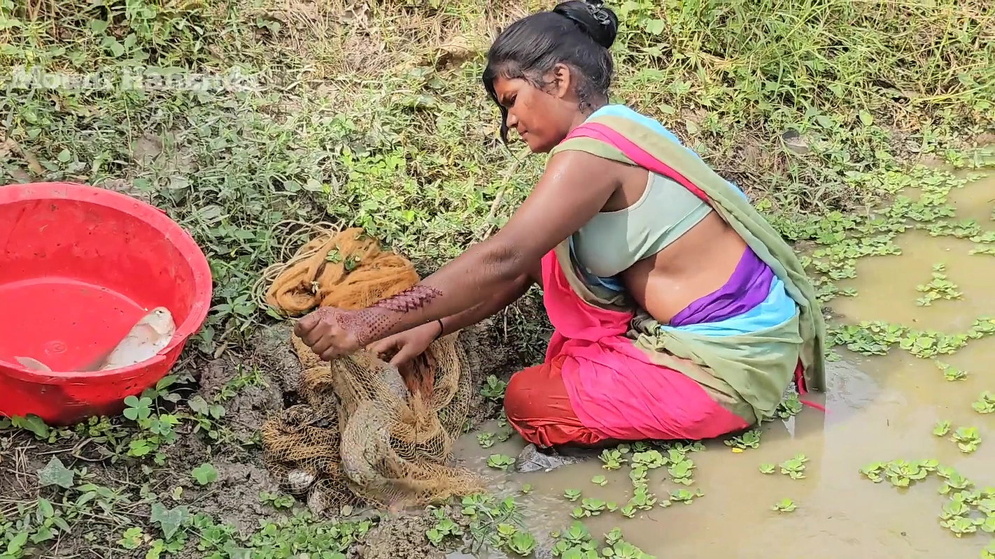 Amazing Village Women Net Fishing