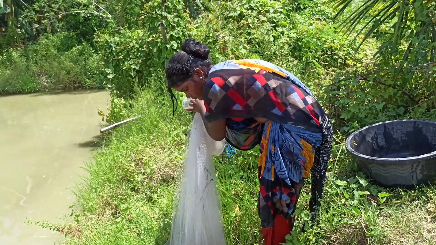 Amazing Village women net fishing-da