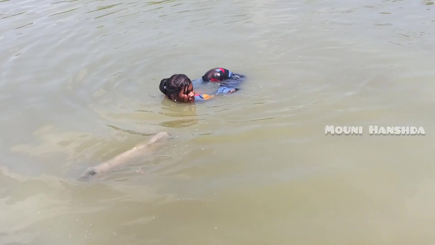 Amazing Village women net fishing-da