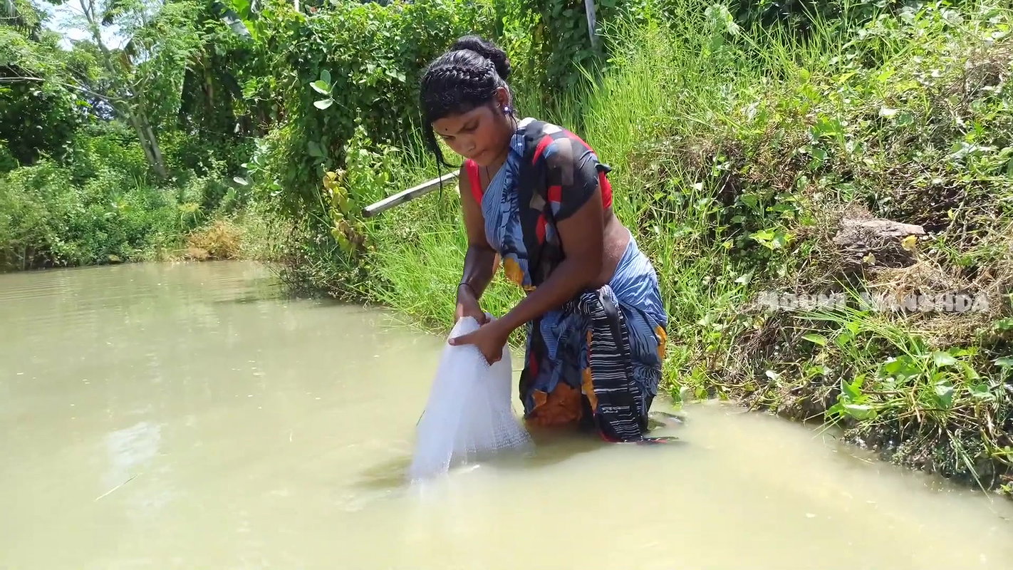 Amazing Village women net fishing-da