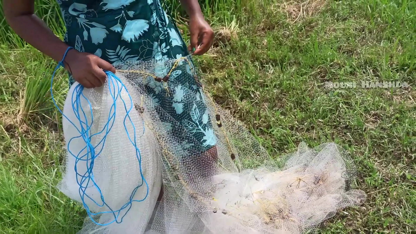 x Best village girl net fishing video
