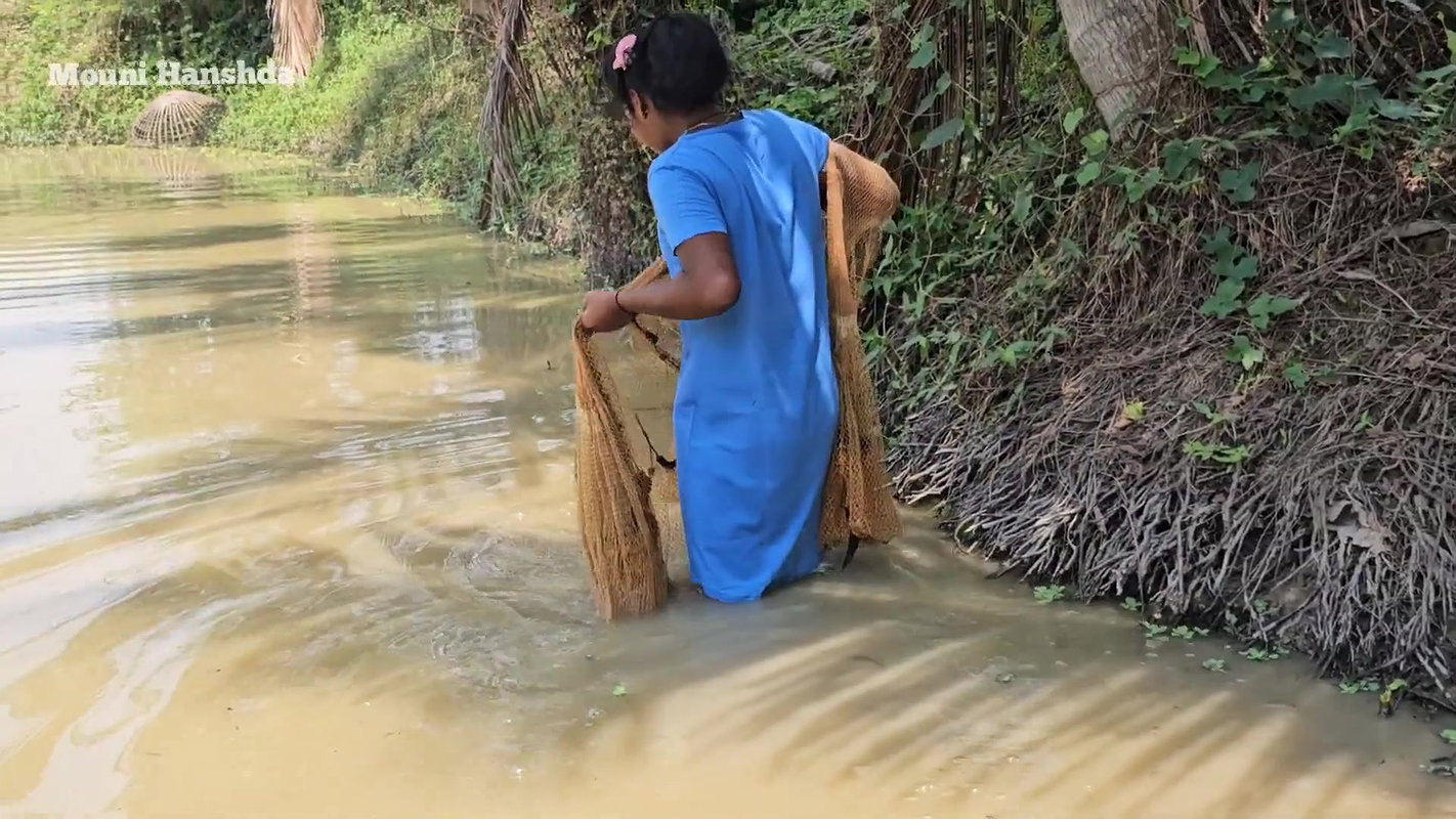 Mouni Hanshda incredible Net fishing in Village po
