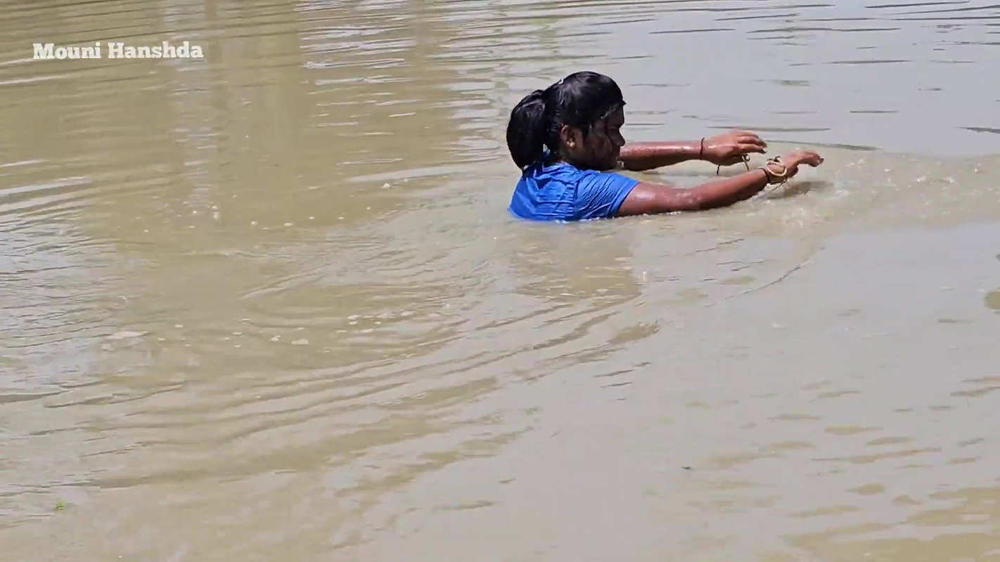 Mouni Hanshda incredible Net fishing in Village po