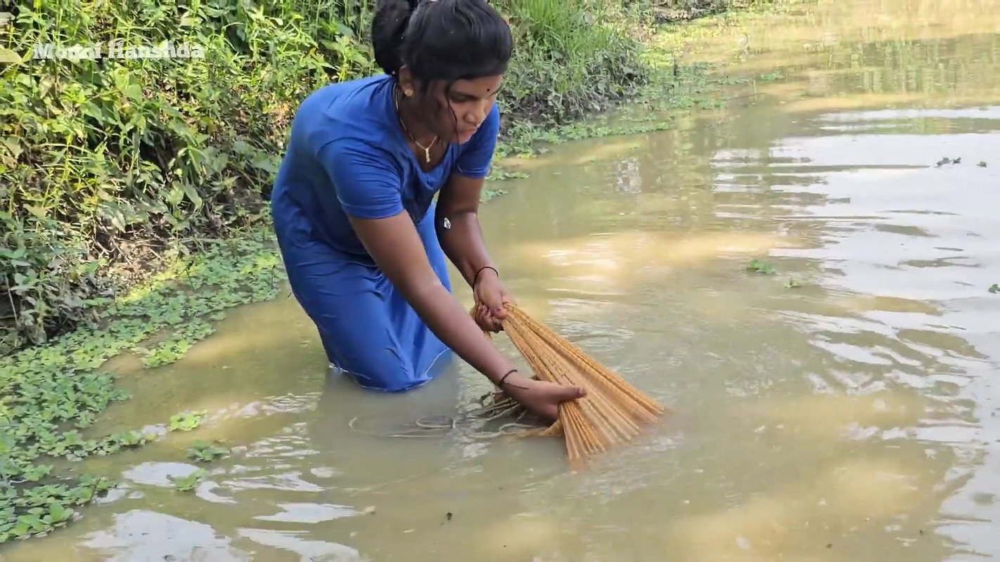 Mouni Hanshda incredible Net fishing in Village po