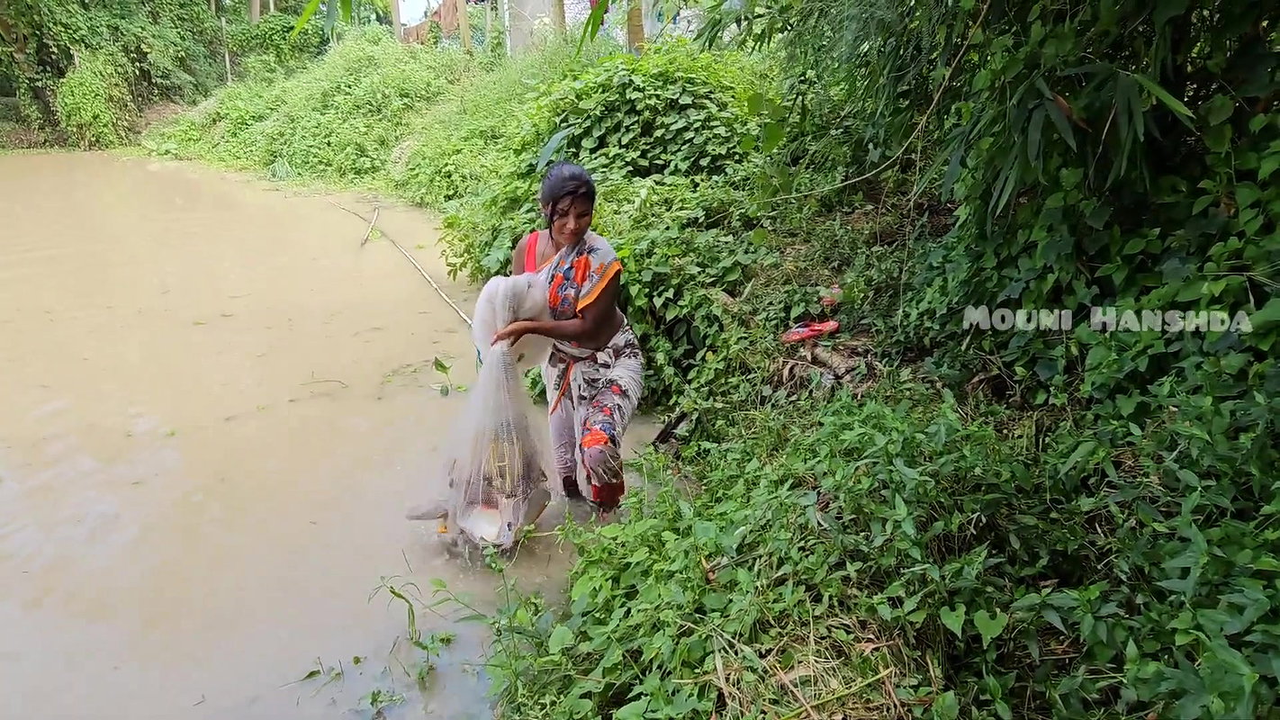 Mouni Hanshda Village Net Fishing video