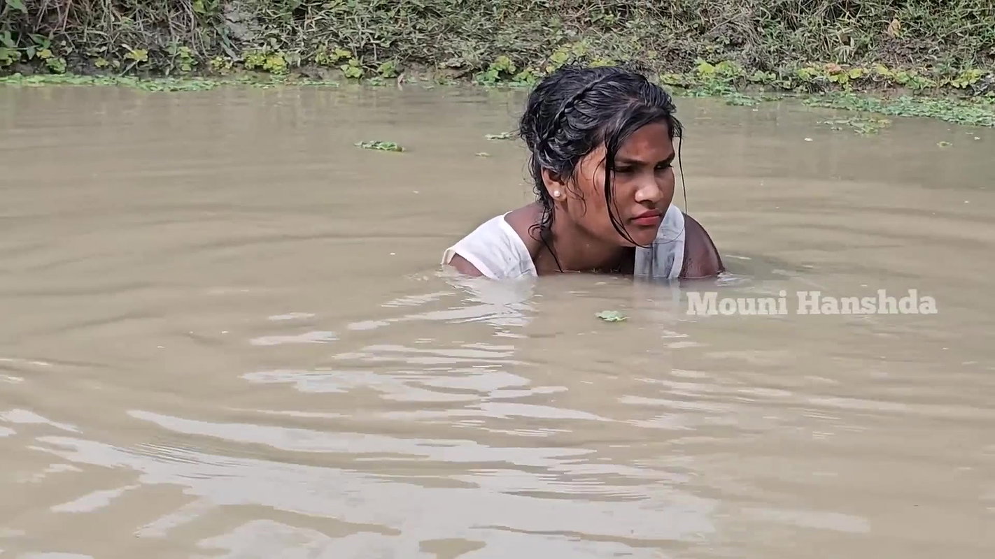 xNew Village girl net fishing video