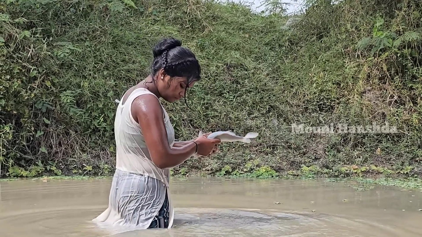 xNew Village girl net fishing video