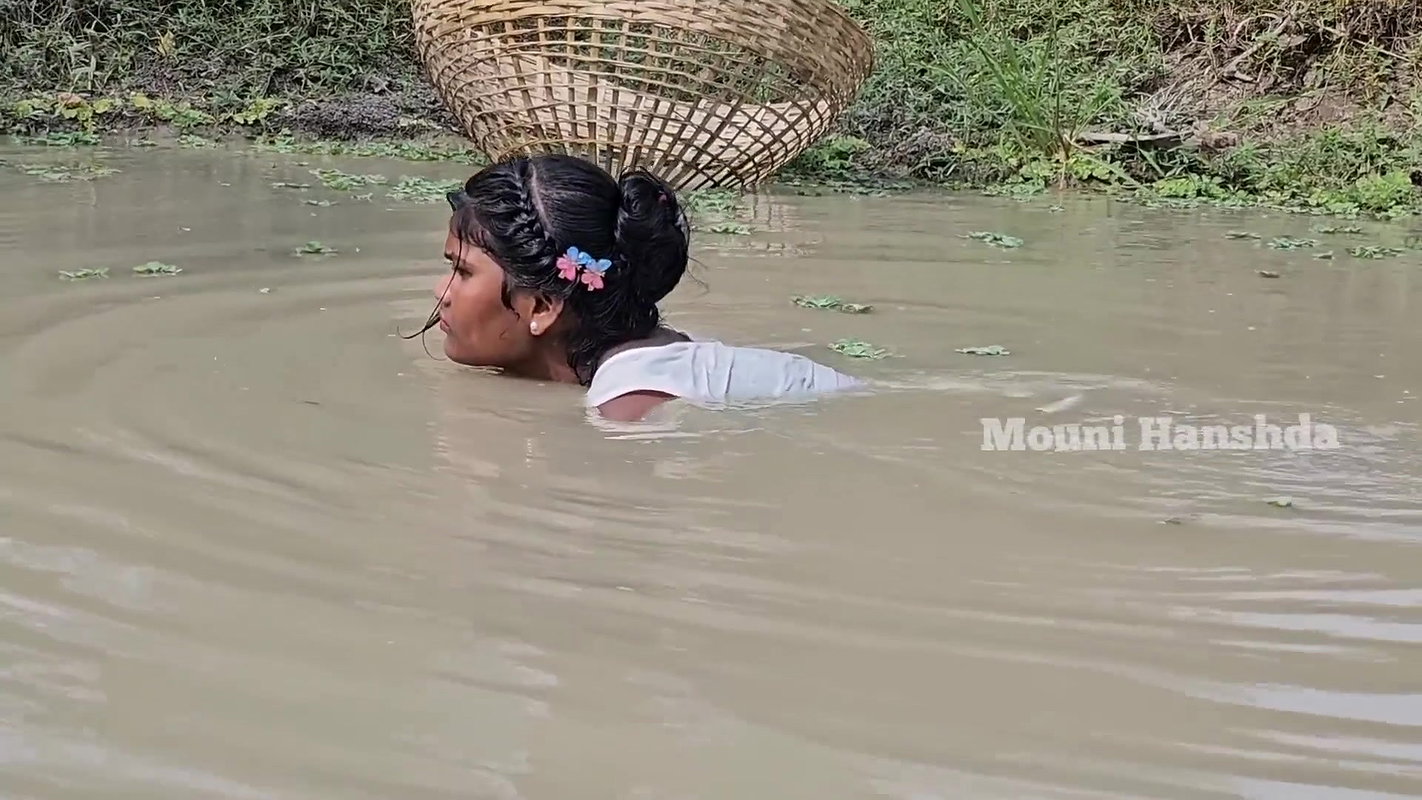 xNew Village girl net fishing video
