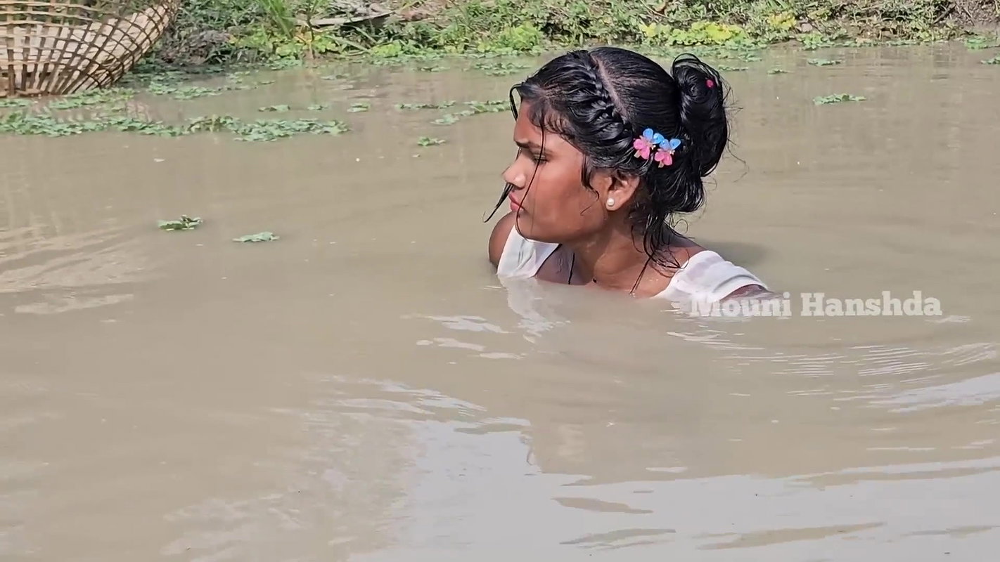 xNew Village girl net fishing video