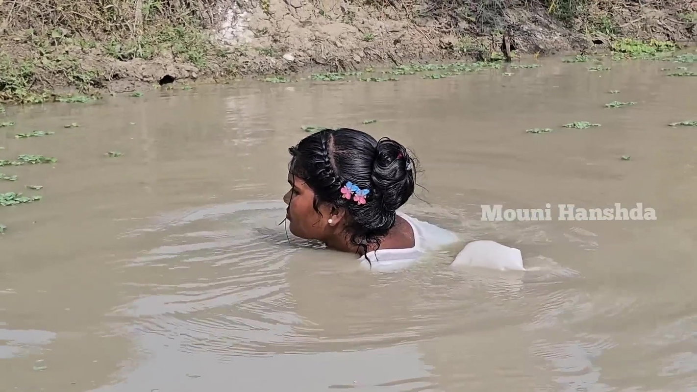 xNew Village girl net fishing video