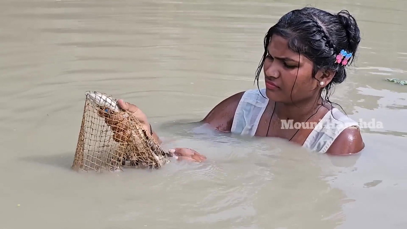 xNew Village girl net fishing video