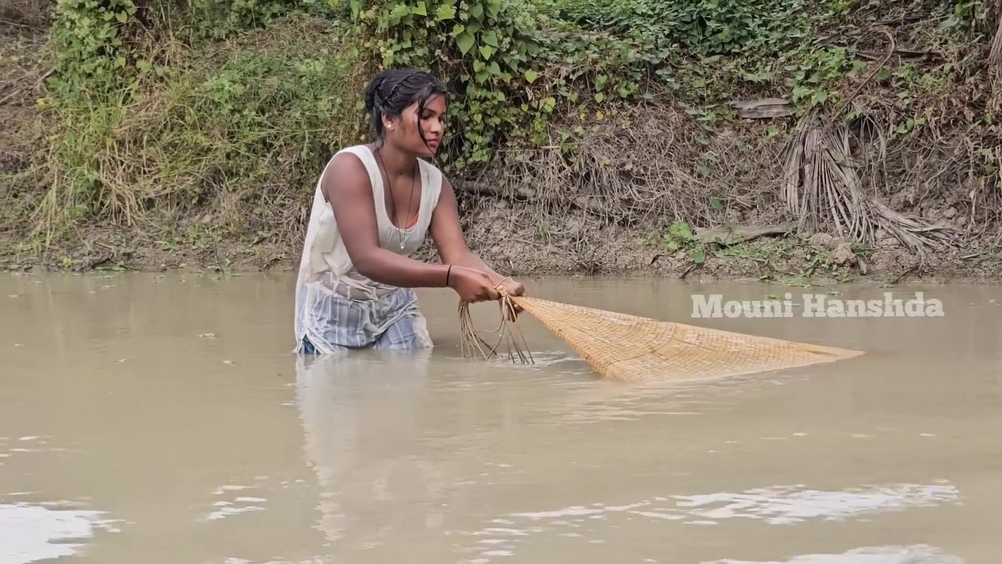 xNew Village girl net fishing video
