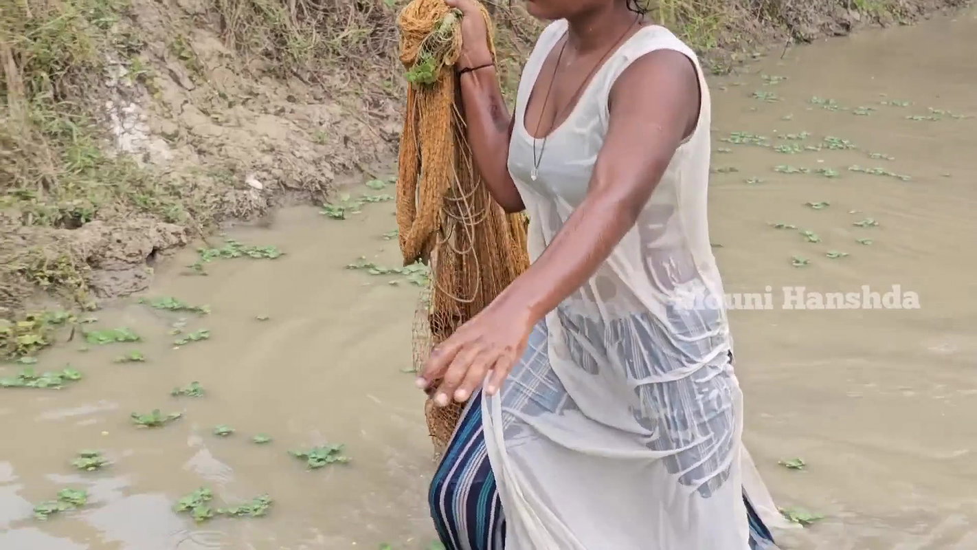 xNew Village girl net fishing video
