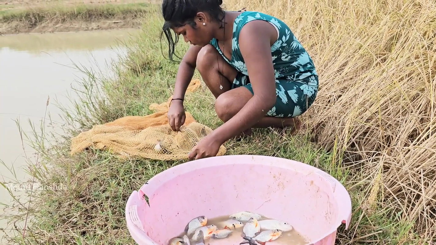 Village women net fishing video by Mouni