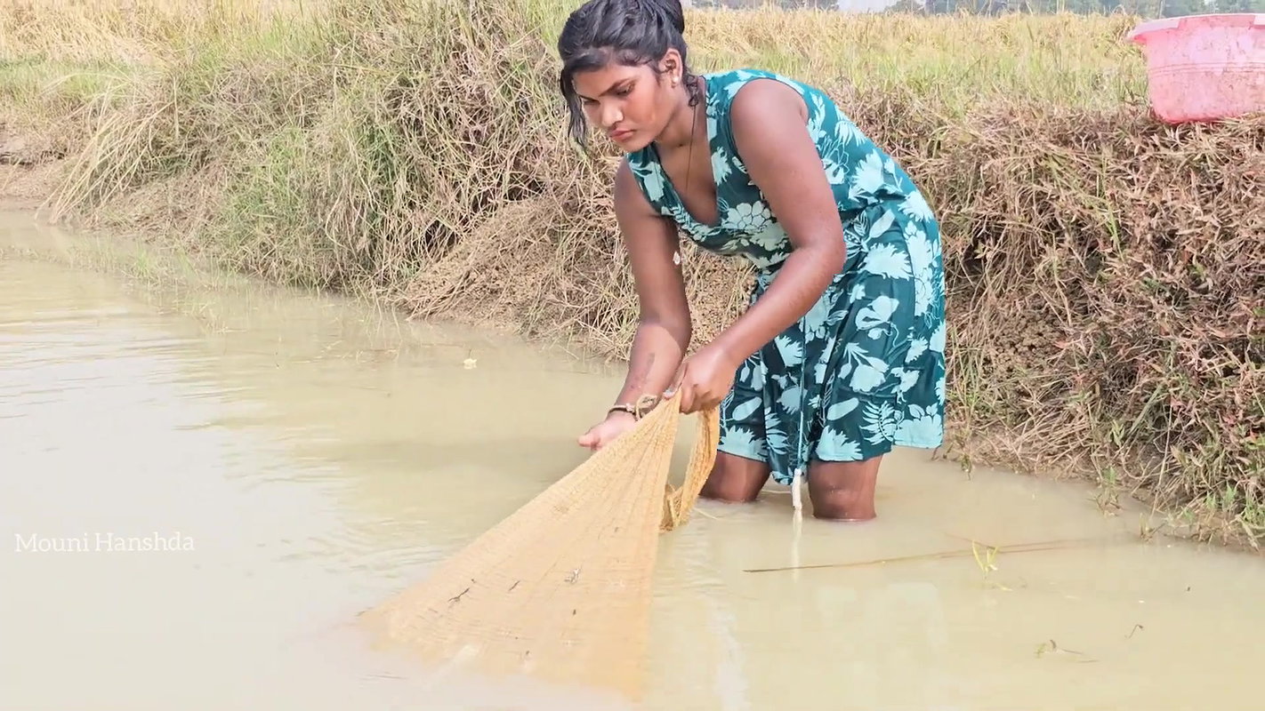 Village women net fishing video by Mouni