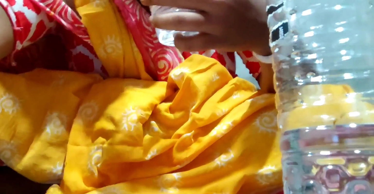 Bhabi ne pura desi ka bottle khali kor diya Bhabhi ne pre desi bottle khali koradia Body Ekta Bengaler Empty the bottle blank