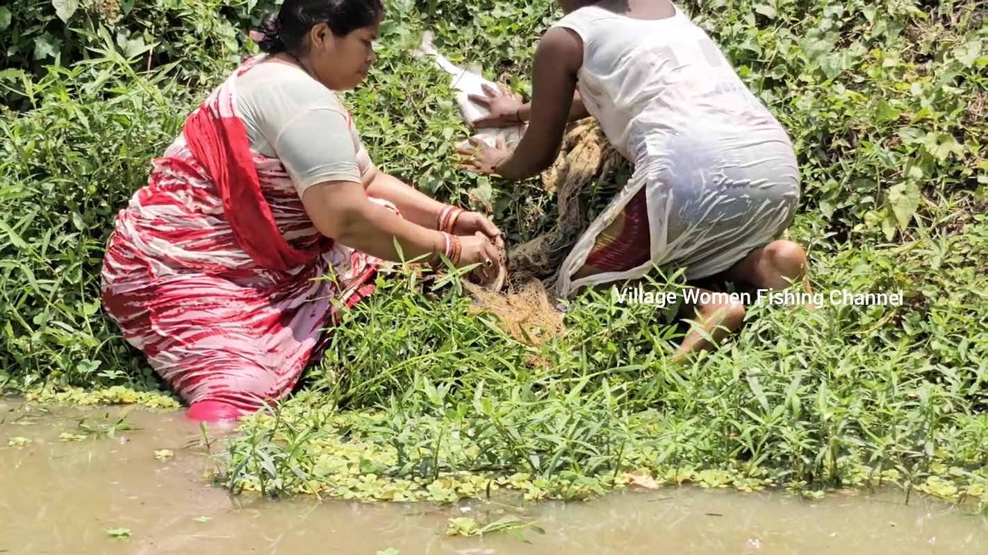 x Amazing Boudi incredible Village fishing    Mouni