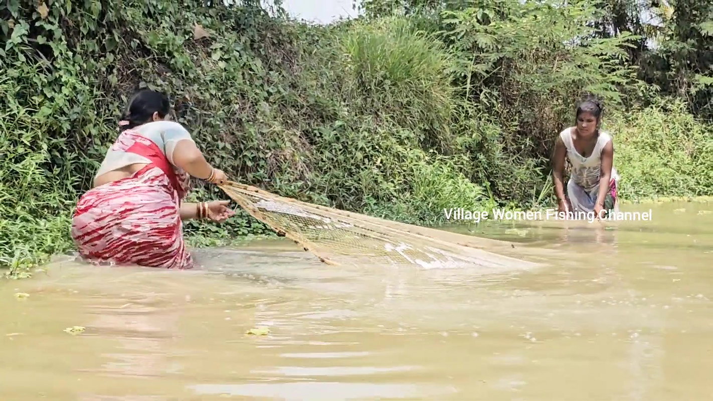 x Amazing Boudi incredible Village fishing    Mouni