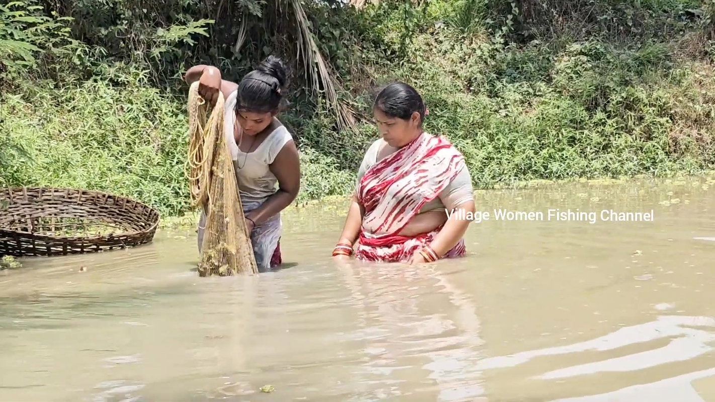 x Amazing Boudi incredible Village fishing    Mouni